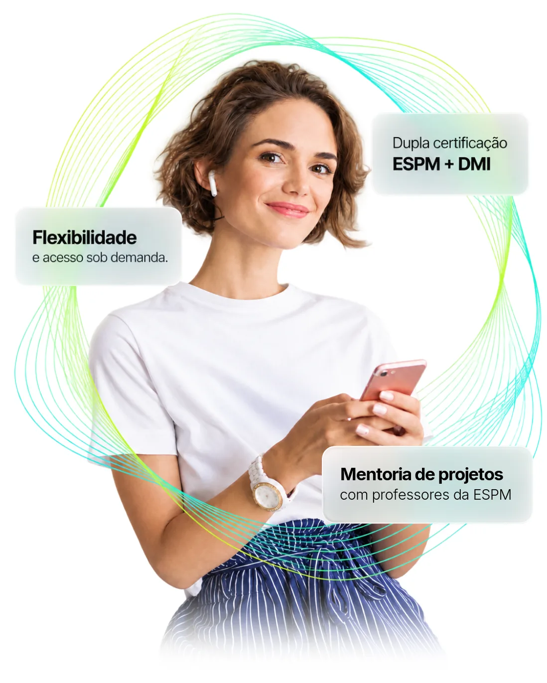 Estudante sorrindo com o celular na mão, ao lado dos selos Dupla certificação ESPM + DMI, Flexibilidade e acesso sob demanda e Mentoria de projetos com professores da ESPM